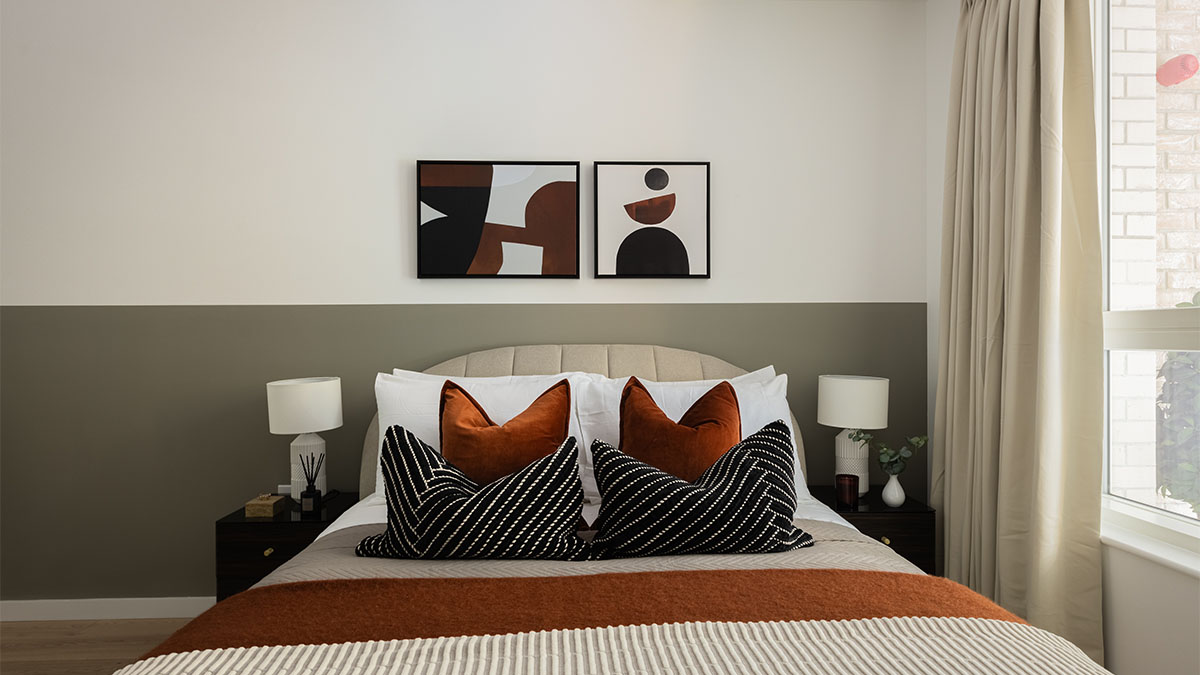 bedroom with a two-tone wall and a comfortable bed Verdica show flats